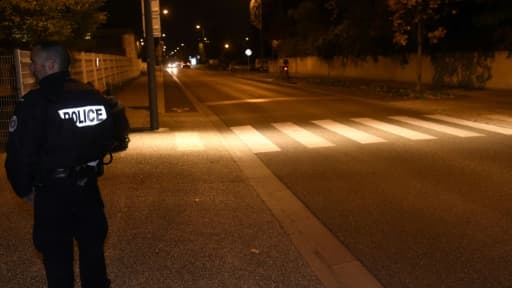 Un policier se tient dans une rue où un homme a "délibérément" foncé avec sa voiture sur un groupe de piétons à Blagnac, près de Toulouse, blessant trois étudiants chinois, le 10 novembre 2017