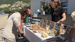 Une résidente de la maison de retraite médicalisée Korian Mont Soleil d'Espinasses (Hautes-Alpes) faisant son marché, le mercredi 5 juin 2024.