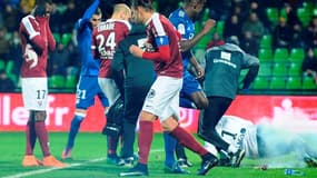 Le 3 décembre dernier, le gardien de l'OL Anthony Lopes est touché par des pétards au stade Saint-Symphorien.