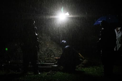 Des fossoyeurs se préparent à descendre un cercueil d'un mort du Covid-19 dans la fosse, dans un cimetière à Managua, le 8 juin 2020 Des fossoyeurs se préparent à descendre un cercueil d'un mort du Covid-19 dans la fosse, dans un cimetière à Managua, le 8 juin 2020