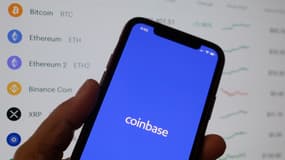 Le titre de Coinbase, qui s'échange sous le symbole COIN, a culminé à près de 430 dollars quelques minutes avant de retomber