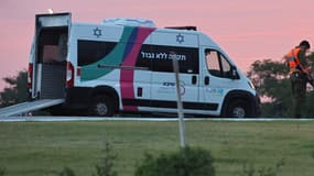 Une ambulance israélienne attend de prendre en charge les otages libérés par le Hamas