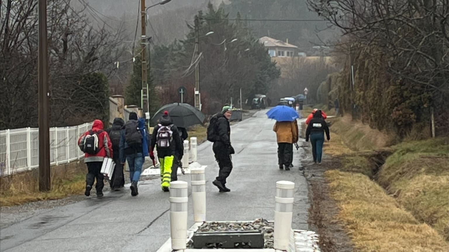 Des fans de rallye se préparent avant le début du shakedown du Rallye Monte-Carlo 2025.