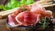Du jambon sec italien et des gressins.