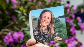 Une personne tient une carte de souvenir de Julie Van Espen à Schilde, en Belgique, le 18 mai 2019.