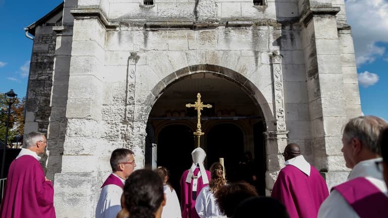 L'Église de Saint-Etienne-du-Rouvray lors d'une cérémonie d'hommage au père Hamel, tué en 2016