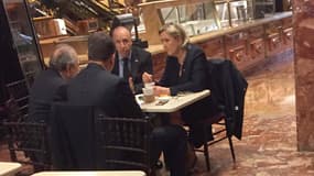 Marine Le Pen dans un café au pied de la Trump Tower, à New York, le 12 janvier 2017