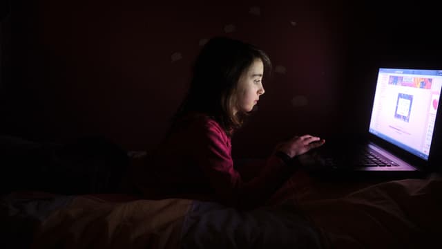 Un enfant devant un ordinateur (photo d'illustration)