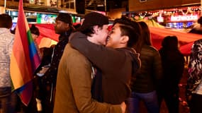 Des personnes célébrant la légalisation du mariage homosexuel en Equateur.