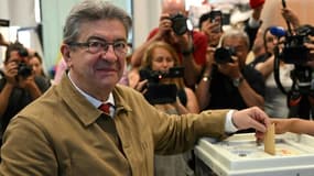 Jean-Luc Melenchon dans un bureau de vote à Marseille, le 12 juin 2022