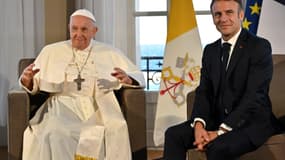 Photo de l'entretien entre Emmanuel Macron et le pape à Marseille le 23 septembre 2023. 