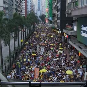 Des milliers de personnes manifestent dans les rues de Hong Kong contre un projet de loi du gouvernement local 