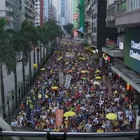 Des milliers de personnes manifestent dans les rues de Hong Kong contre un projet de loi du gouvernement local