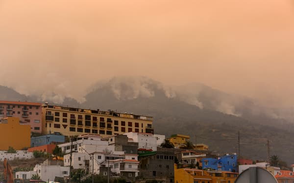 D'immenses panaches de fumée sont visibles près de la ville de La Victoria de Acentejo, ce samedi 19 août.