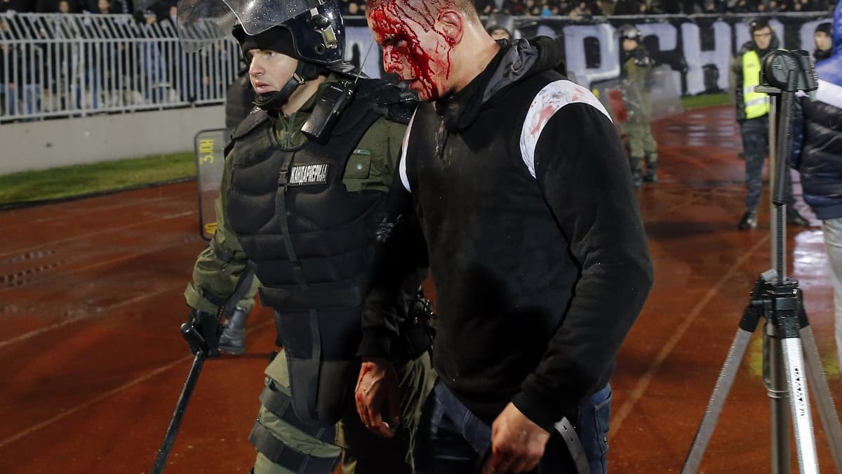 Très violents affrontements et 17 blessés dans le derby de Belgrade Très violents affrontements et 17 blessés dans le derby de Belgrade