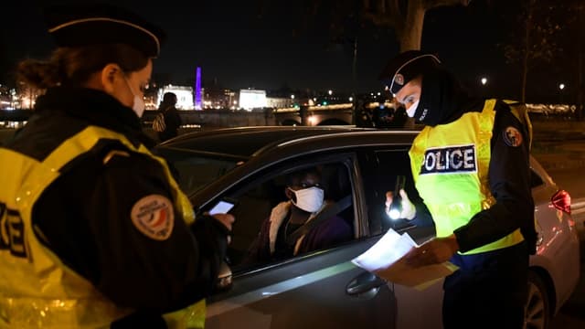 La police française contrôle les autorisations de circuler pendant le couvre-feu (photo d'illustration).