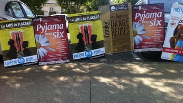 Les affiches des spectacles du "off" couvrent la ville