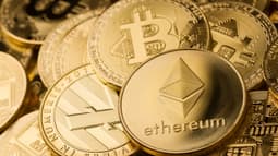 Des pièces à l'effigie de différentes cryptomonnaies comme le bitcoin ou l'ether.