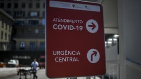 Un panneau indiquant les urgences et la zone d'accueil Covid-19 à l'hôpital Santa Maria de Lisbonne, le 2 juillet 2021 au Portugal.