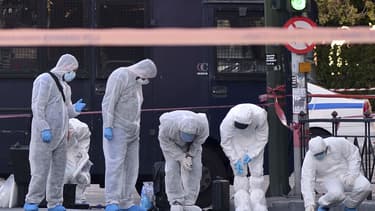 La police examine la scène devant l'ambassade de France en Grèce, après un jet de grenade par deux individus en moto.