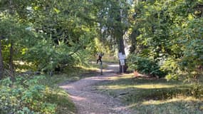 Un randonneur commence l'ascension du sentier du Morgon, dans les Hautes-Alpes