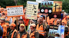 Des chasseurs manifestent à Redon en Ille-et-Vilaine, samedi 18 septembre 2021.