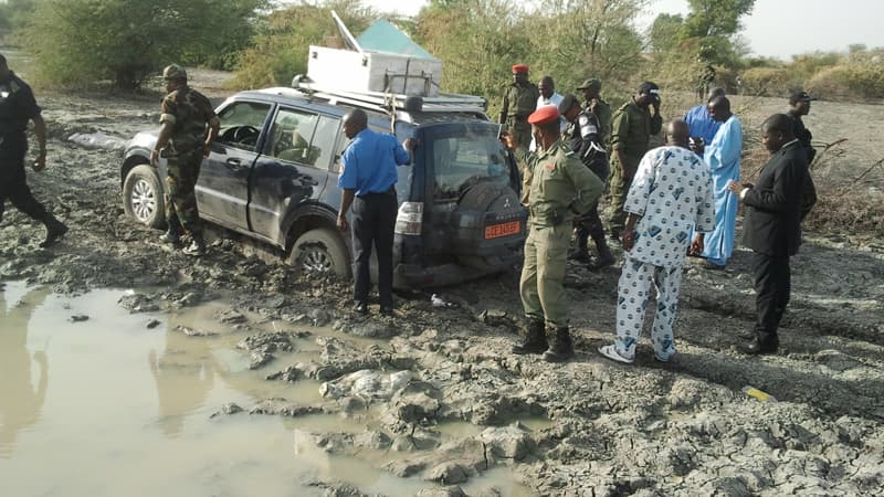 Soldats et policiers camerounais autour du 4x4 des Français enlevés à Dabanga, au Cameroun, près de la frontière avec le Nigeria.