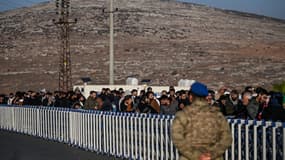 Des Syriens vivant en Turquie font la queue au poste frontière de Cilvegozu avant d'entrer en Syrie, dans le district de Reyhanli à Hatay, le 9 décembre 2024.