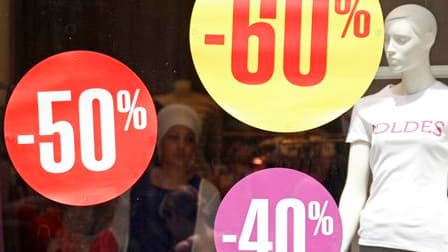 Les soldes d'été affichent une hausse de 5% par rapport à l'année dernière, un bilan jugé positif par le secrétaire d'Etat au Commerce Hervé Novelli. /Photo prise le 30 juin 2010/REUTERS/Vincent Kessler