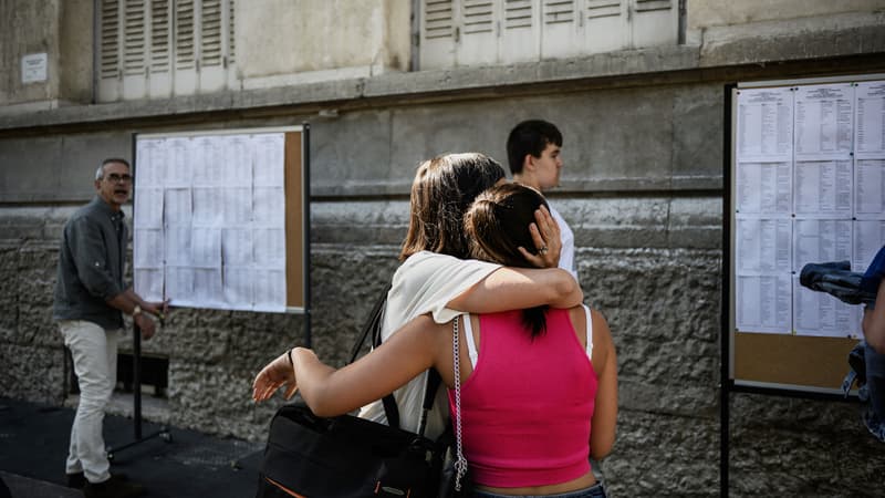 Une mère et sa fille découvrent les résultats du baccalauréat au lycée Edouard Herriot de Lyon, le 5 juillet 2023. (Photo d'illustration)