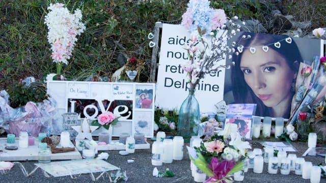 Des bougies et des fleurs déposées devant la maison de Delphine Jubillar, disparue il y a un an, à l'occasion d'une marche blanche à Cagnac-les-mines, le 19 décembre 2021
