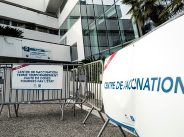 Centre de vaccination temporairement fermé, faute d'approvisionnement en doses de vaccin, à Cannes le 23 janvier 2021.
