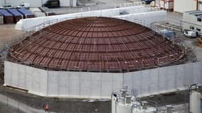 Le dôme de l'EPR de Flamanville, ici en construction le 17 janvier dernier, dont EDF a réalisé la pose mardi. Le coût de construction du chantier s'est alourdi à 8,5 milliards d'euros contre 3,3 milliards prévus en 2005. /Photo d'archives/REUTERS/Charles