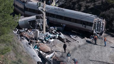 Des enquêteurs travaillent sur le site d'une collision entre deux trains à grande vitesse qui a fait au moins 45 morts, à Adamuz, dans le sud de l'Espagne, le 20 janvier 2026.
