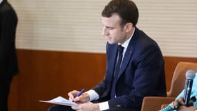 Emmanuel Macron en train d'écrire au Tchad en 2018 (Photo d'illustration)