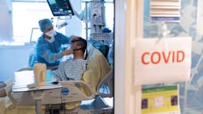 Un soignant intervient auprès d'un malade du Covid dans une unité d'urgence à l'hôpital de la  Pitié-Salpetrière à Paris, le 30 novembre 2021. (Photo d'illustration)