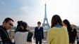 Des touristes chinois prenant des photos devant la tour Eiffel, le 27 mars 2013 à Paris (photo d'illustration).