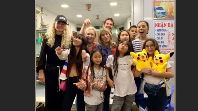 Laeticia Hallyday et ses amis, au Vietnam.