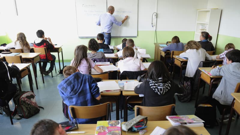 Un professeur du collège d'enseignement privé de Tinténiac, 25 km au nord de Rennes, dispense son cours à des élèves le 23 septembre 2011