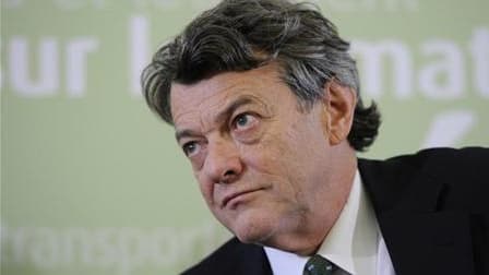 Jean-Louis Borloo se prononcera "entre l'été et l'automne" sur son éventuelle candidature à l'élection présidentielle de 2012 en France. /Photo prise le 10 novembre 2010/REUTERS/Gonzalo Fuentes