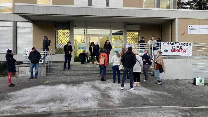 Digne-les-Bains: une quinzaine de parents manifestent contre la fermeture de classes