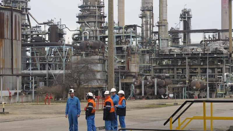 La raffinerie Petroplus de Petit-Couronne. Les députés français ont adopté dans la nuit une proposition de loi, inspirée de la situation de ce site menacé de fermeture, dont l'objet est d'empêcher le détournement d'actifs d'une entreprise défaillante. /Ph
