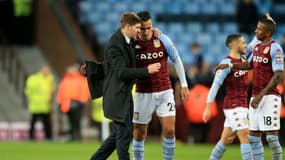 L'entraîneur d'Aston Villa, Steven Gerrard, discute avec l'attaquant néerlandais Anwar El Ghazi, après la victoire, 2-0 sur la pelous de Birmingham, lors de la 12e journée de Premier League, le 20 novembre 2021 au Villa Park