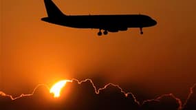 La direction de l'aviation civile irlandaise (IAA) a annoncé des restrictions à tous les vols au départ et à l'arrivée des aéroports de l'île valables mardi de 06h00 à 12h00 GMT, en raison de la présence de cendres volcaniques. /Photo d'archives/REUTERS/M