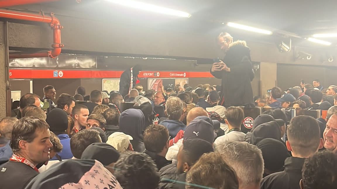 Les supporters du PSG dans le métro de Milan, le 7 novembre 2023