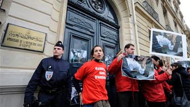 Des militants de Reporters sans frontières manifestent devant l'ambassade d'Egypte à Paris pour protester contre les violences subies par les journalistes qui rendent compte de la crise égyptienne. /Photo prise le 4 février 2011/REUTERS/Gonzalo Fuentes