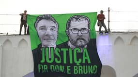 Pancarte avec les visages de Bruno Pereira et Dom Phillips, lors du manifestation après leur assassinat, le 26 juin 2022 à Rio de Janeiro