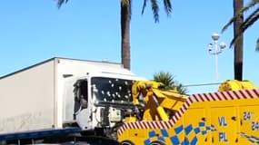 Le camion de l'attentat, évacué de la promenade des Anglais vendredi.