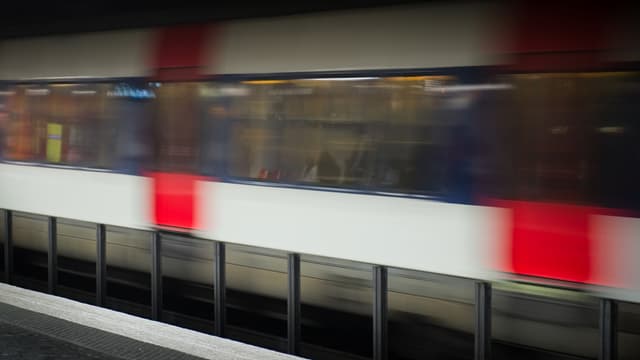 En 2009, deux supporters avaient été fauchés par un RER alors qu'ils longeaient une voie ferrée près du Stade de France (image d'illustration).