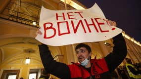 Un homme tient une affiche "non à la guerre", à Saint-Pétersbourg, le 24 février 2022.